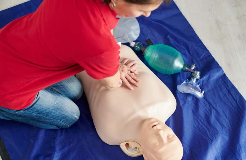 Comment faire un massage cardiaque ?