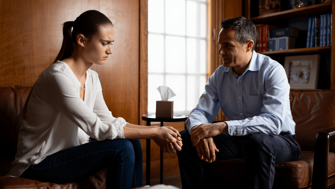 "Je vais
passer pour une mauvaise personne" : la psychologue Claire Petin
révèle si on peut vraiment tout dire en thérapie (ou pas)