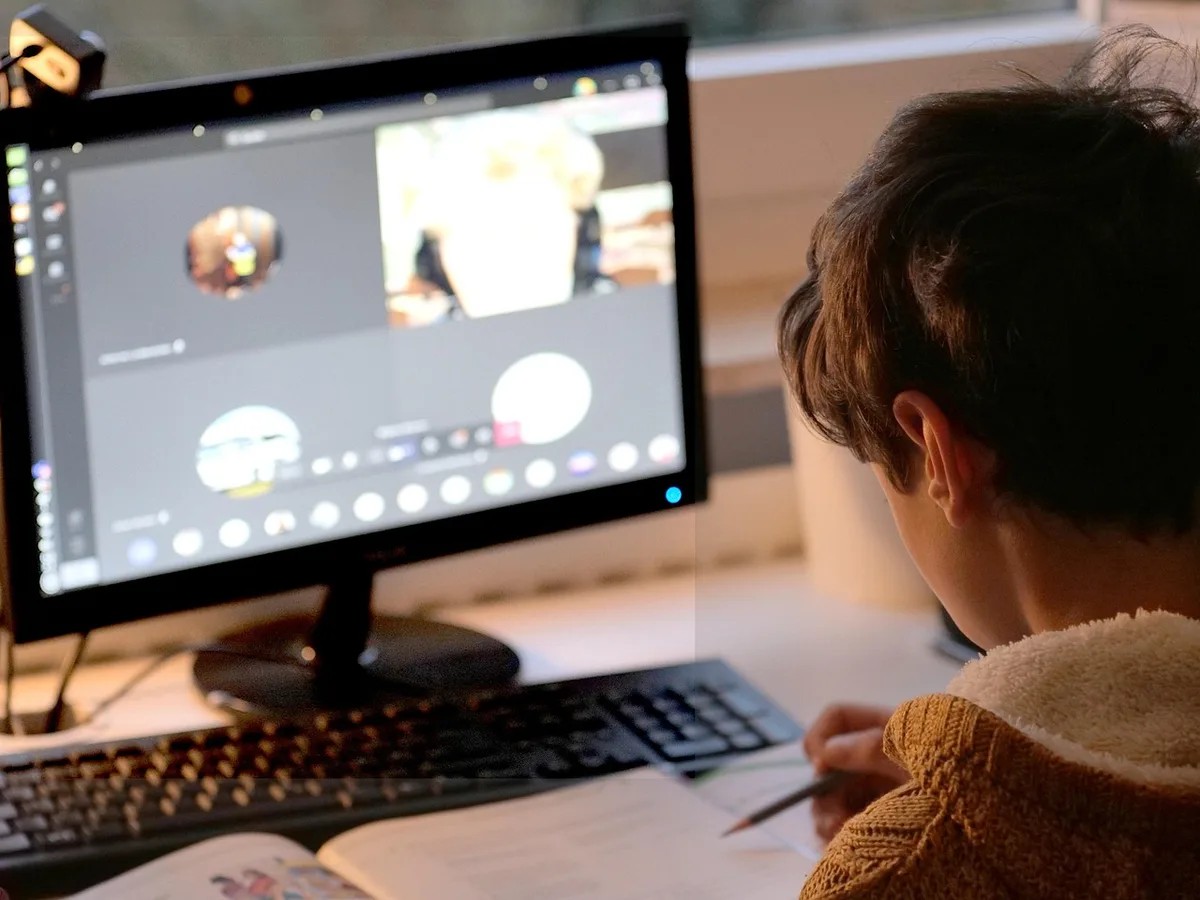 Personne âgée utilisant une tablette pour une visioconférence